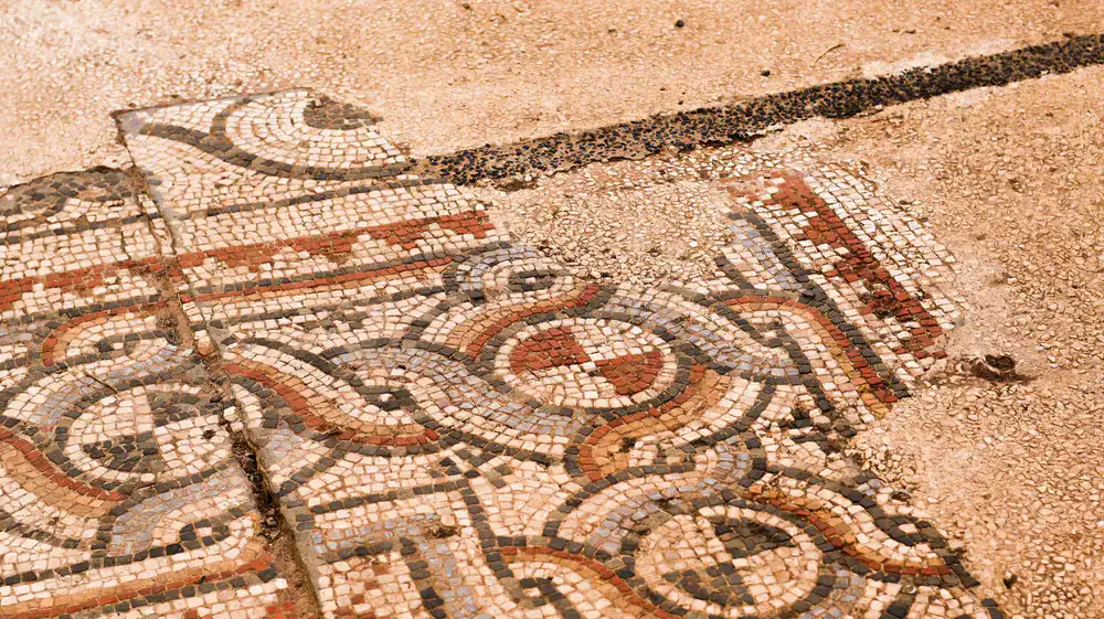 Micro-restoration of a small decorative mosaic artifact